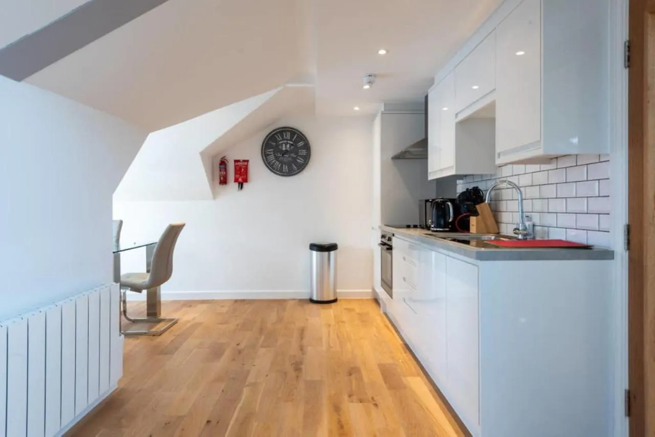 Bright And Big Apartment Uxbridge