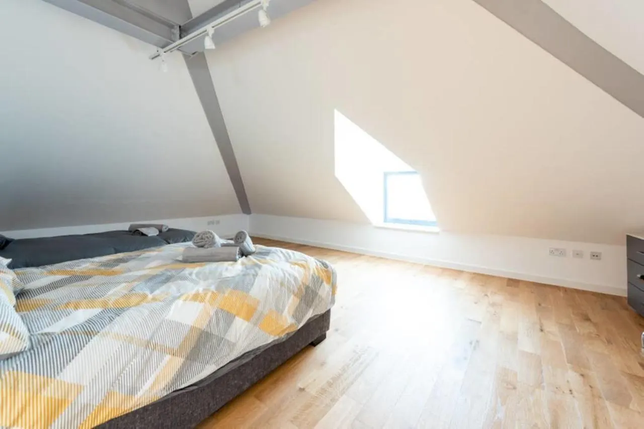 Bright And Big Apartment Uxbridge