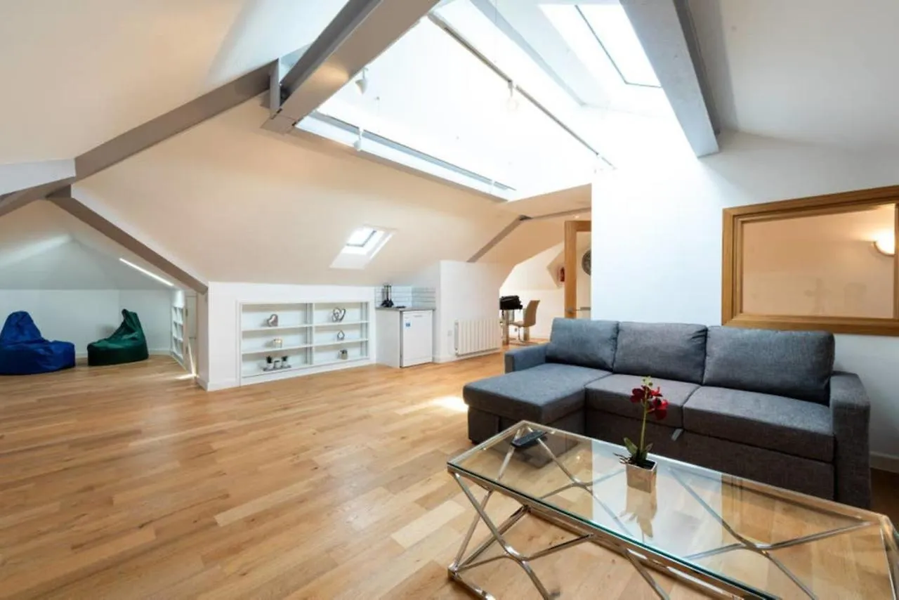 Bright And Big Apartment Uxbridge