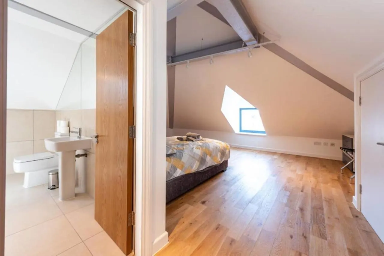 Bright And Big Apartment Uxbridge United Kingdom