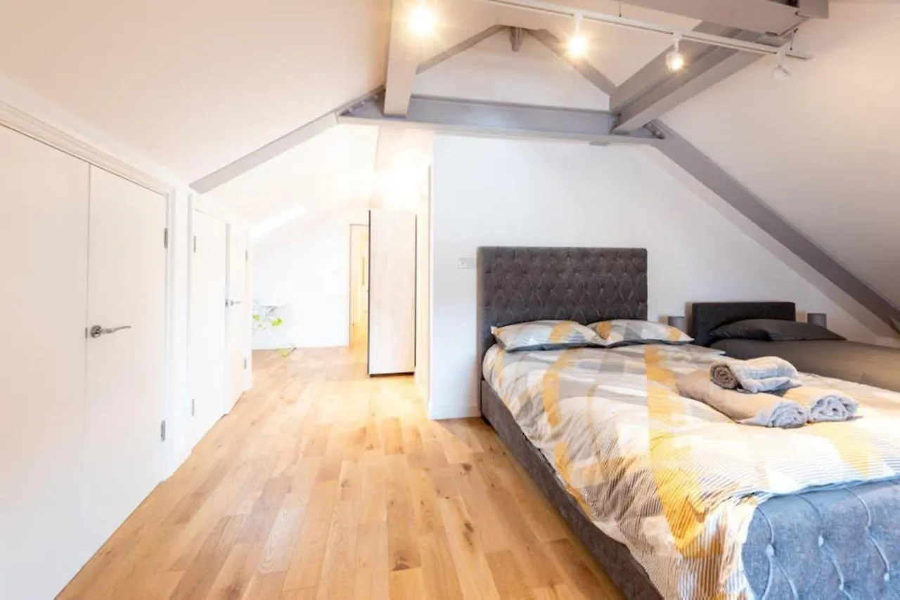 Bright And Big Apartment Uxbridge