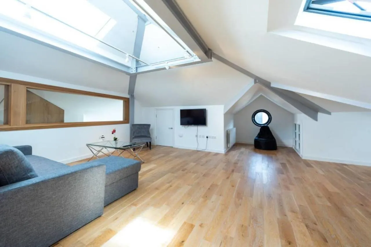 Bright And Big Apartment Uxbridge