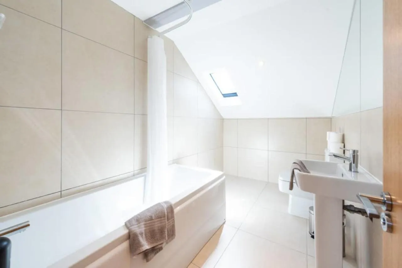 Bright And Big Apartment Uxbridge