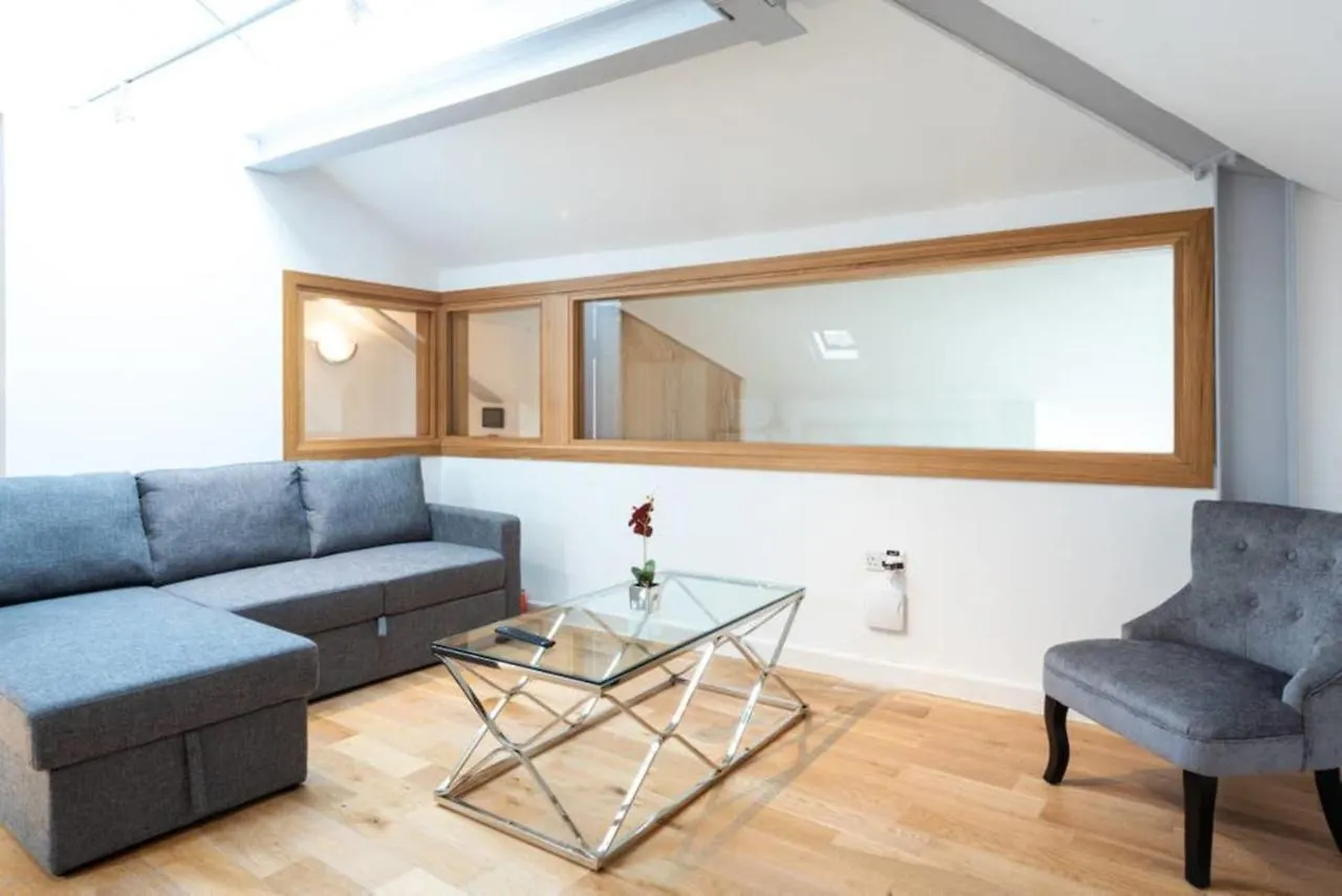Bright And Big Apartment Uxbridge